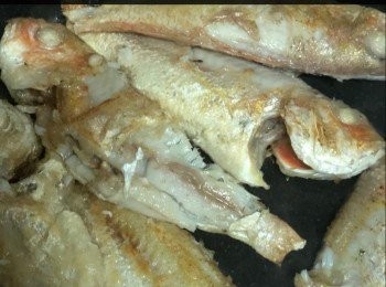 step2: 然後燒鍋用油溫約攝氏80度，放入片薑爆香，再放入魚將魚慢慢去煎，加入米酒後，煎至兩面到金黃色。