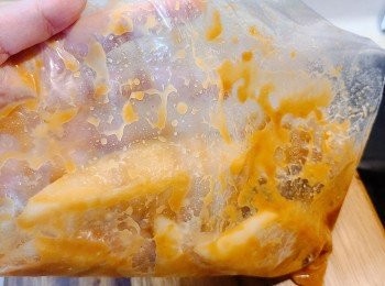 step2: 放入比目魚和西京燒醃醬醃1-2晚便可。