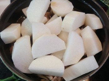 step7: 加入蘿蔔炆煮約 45 分鐘至牛肋條諗身，熄火後焗15分鐘便成。