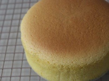 step2: 蛋黃加入香草精拌均後放一旁