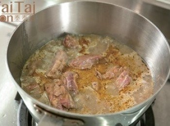 step3: 待作法1的牛腱肉和馬鈴薯接近熟軟時，加入作法2咖哩炒醬、羅望子醬及炒花生，以小火煮到所有的<span class="group_1">食材</span>熟軟，最後以魚露和細砂糖調味。