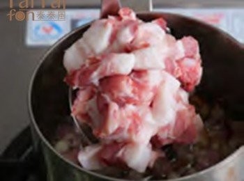 step1: 起鍋，倒入1大匙沙拉油，放入基礎紅咖哩醬和咖哩粉，炒香，加入豬五花肉塊，煸炒到豬肉變色。