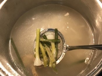 step8: 煮好後用濾網把浮起來的泡渣、蔥、薑撈掉不用，加入鹽和白胡椒粉拌勻；