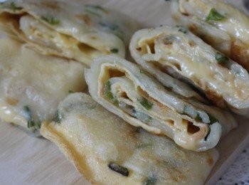 step2: 平底鍋落點油  滾後倒入麵糊