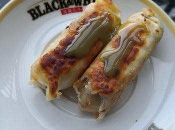 step1: 先將餃子皮平舖中央放紅豆麻糬灑上椰絲後將餃子皮卷起用少少水封收口位