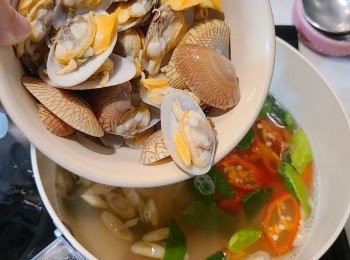 step8: 8分鐘後，放入已烚的花甲再煮至湯汁滾起立刻熄火。隨即放入椰青中便可品嚐。