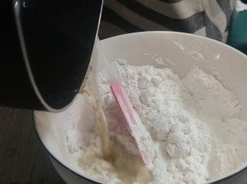 step8: 把熱水和油迅速加入致糯米粉和木薯粉中，把它們攪勻和搓至粉團狀