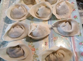 step4: 把水和現成雞湯煮沸後加入水餃，再次煮沸後加入少許冷水，中火煮至水餃浮面便可，烹煮時攪拌一下以免黏在一起。