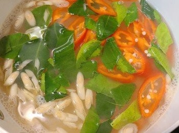 step7: 煮滾後加入撕碎的檸檬葉和紅尖椒，轉小火煮約8分鐘。(如有需要可加少許鹽作調味，因用現成雞湯，所以我沒有加。)