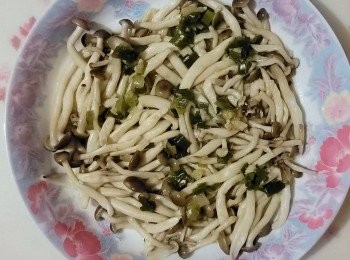 step3: 燒熱鑊，下油炒薑蔥蒜加點醬油調味