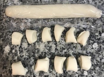 step12: 將麵糰條分成兩半，不用的一半要先蓋起來，另一半則分成@10g x15顆小麵糰；