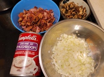 step1: 煙肉↠ 氣炸後剪碎
啡菇↠ 氣炸後切細粒
洋葱 ↠切碎
金寶蘑菇湯 540ml