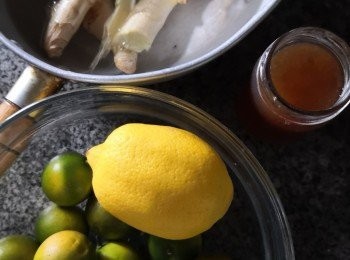 step1: 先準備好所有材料,洗淨抹乾,將金桔切成碎粒,子薑麼蓉取汁,檸檬磨青(只取皮表面黃色的部份)放入厚底鍋,倒入所有梅子及冰糖醬拌勻略為醃一下,待先吸收所有糖份溶化