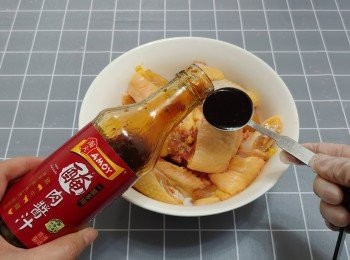 step1: 雞洗淨斬件； 下【<a href="https://bit.ly/39F69fo" target="_blank" data-keyword="淘大醃肉醬汁" class="guide-link"><strong>淘大醃肉醬汁</strong></a> <span style="display:inline-block;vertical-align:middle;margin-top:-3px;color:initial;border-radius:3px;padding:2px 3px;font-size:12px;line-height:14px;background:#87d300;color:#fff;">即買</span> 】撈勻