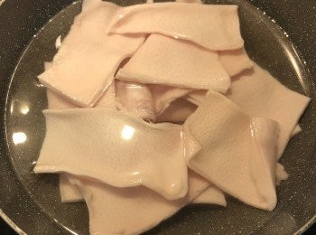 step2: 冷水下鍋，水剛好淹過即可，倒一點米酒，一起煮，