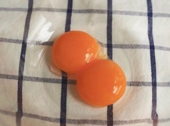 step1: 先準備2個蛋黃。
打發蛋黃。