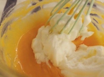 step9: 分出一小撮蛋白糊，放進蛋黃糊中，
輕輕混合。