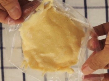 step11: 混合後，麵糊放進擠花袋內。