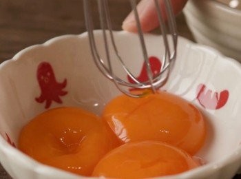 step2: 把雞蛋→蛋黃與蛋白分開。

蛋黃放在碗內，預先打發。