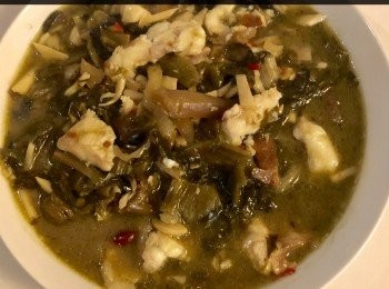 step4: 然後加入酸菜魚調料和䦕水一起煮滾。放入已切片的石班，灼熟魚片便可上碟，湯底加醋淋面。