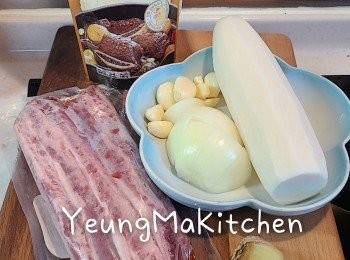 step1: 預備材料:牛肋條放雪櫃普通格低温解凍備用。洋蔥去衣後切角備用。白蘿蔔刨皮兩次切件，能清去白蘿蔔的苦味、乾澀或辣味。