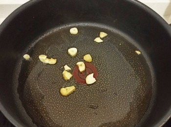step5: 中火下油起鑊先炒蒜頭