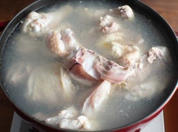 step1: 首先將雞肉汆燙後洗淨備用。