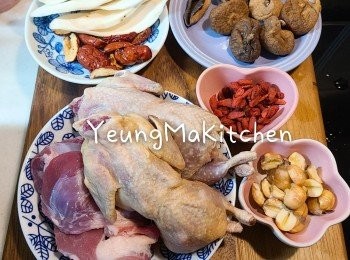 step1: 急凍鵪鶉解凍後洗淨，汆水備用。豬腱汆水後沖水備用。 陳皮洗淨，浸軟後刮瓤。淮山、杞子、蓮子和紅棗洗淨後浸約5分鐘。