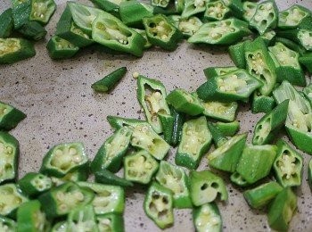 step3: 鍋裡打入約1.5湯匙橄欖油, 將秋葵煎至金黃, 由於秋葵頗食油, 如有需要可以再加多一些油