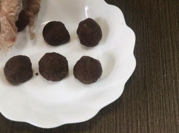 step5: 把紅豆餡待涼，然後平均分成6份，把餡搓成團狀，備用