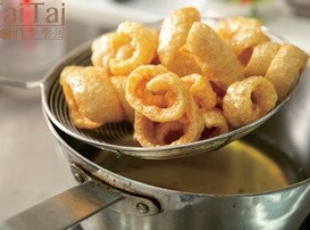 step2: 豬皮洗淨，放入滾水鍋中以大火煮10分鐘到稍軟，取出瀝乾水分後切成細絲，撒少許鹽，拌勻，攤平，以日照曝曬2∼3天。
將曬過的豬皮絲放入油鍋，以小火炸到豬皮表面開始有炸開的泡泡→轉中火炸到整個豬皮均勻膨脹、起酥泡→轉大火逼油，隨即撈起瀝油，備用。