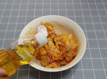 step3: 最後加入油撈勻醃30分鐘