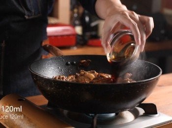 step4: 加入醬油、米酒煨煮、翻炒。
