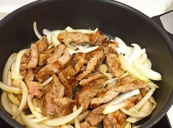 step8: 中火下油起鑊先乾炒洋蔥1分鐘並倒入少量豉油，再倒入豬扒炒3分鐘就搞掂