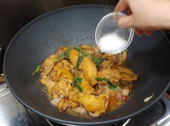 step9: 試味後用適量生粉水埋薄芡便可上碟；灑上鮮金不換葉作裝飾