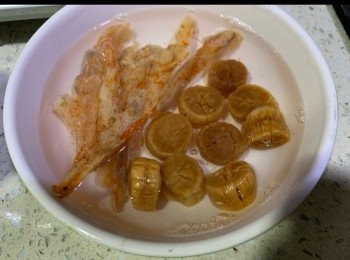 step4: 急凍蝦仁汆水，切粒。