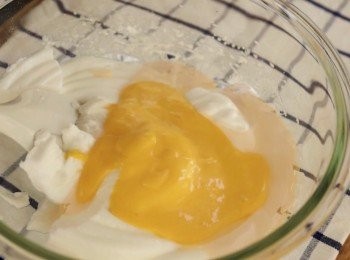 step10: 然後把所有蛋黃糊，全部倒進蛋白糊內混合。

*輕輕混合均勻。 不要過度攪拌。