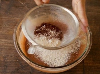 step7: 加入已過篩的麵粉，可可粉。