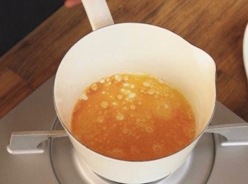step1: 先準備焦糖。
糖倒在鍋中，加入水。
先開大火煮滾後，顏色略轉變後轉中或小火。