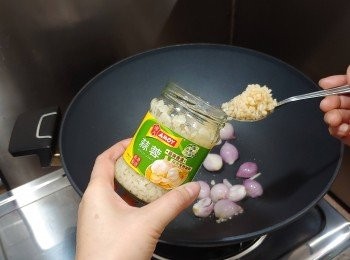 step4: 燒熱油； 下乾蔥粒及【淘大蒜蓉】爆香