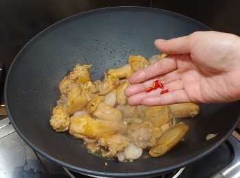 step5: 下雞件爆炒至約6成熟 （好辣可在此時加進辣椒粒）