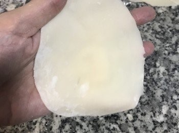 step14: 桿成旁邊薄中間略厚的麵皮；