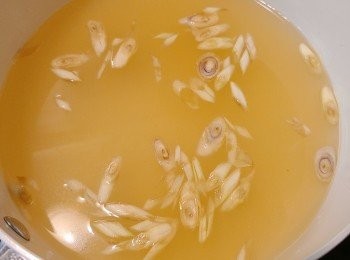 step6: 另將椰青水、現成雞湯和香茅放入另一鍋中一同煮滾。