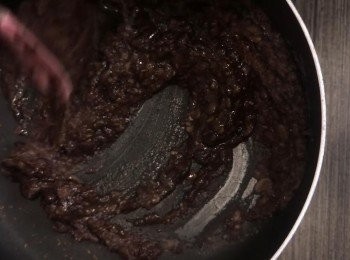 step4: 在煎鍋上放入紅豆泥，然後加入糖、麥芽糖、鹽、油，以小火煮至亁身