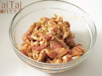 step1: 【<span class="group_3">醃醬</span>】
1.芫荽子、胡椒粒以乾鍋炒香，磨成粉備用；蒜仁以乾鍋炒到變透明色狀，起備用。
2.先將炒過的蒜仁、檸檬香茅、香菜根放入石臼，搗成泥狀，再加入芫荽子＋胡椒粒粉以及其餘材料，拌勻成<span class="group_3">醃醬</span>。