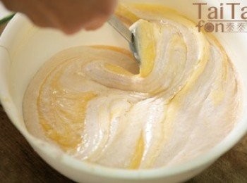 step3: 蒸熟芋泥＋椰漿＋鹽，以食物調理機打勻，加入作法2蛋粉漿，充份拌勻成麵糊，倒入烤模（※ 可先抹一層蔥油較好脫模）。