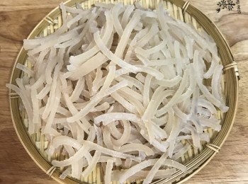 step6: 把豬皮切細條；