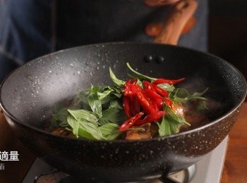 step5: 再來放入九層塔、辣椒炒香後起鍋備用。