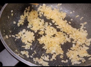 step4: 中大火下油，把預先切粒的洋葱爆至金黃色，期間不停撥動