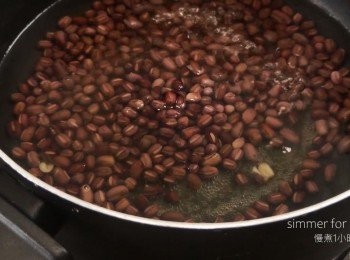 step2: 把紅豆水份瀝乾，然後加入冷水和紅豆，蓋鍋以小火煮1小時，把紅豆慢煮至軟身